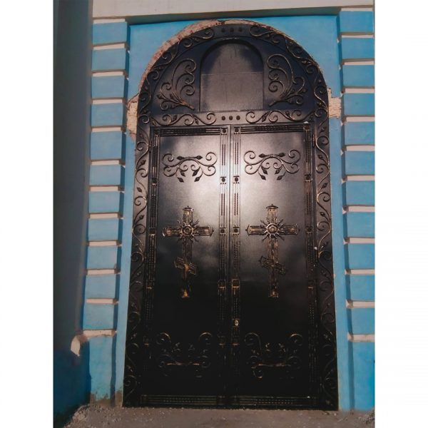 Дверь для церкви с коваными крестами и отделкой ковкой