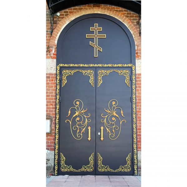 Дверь для церкви с коваными элементами и крестом на фрамуге