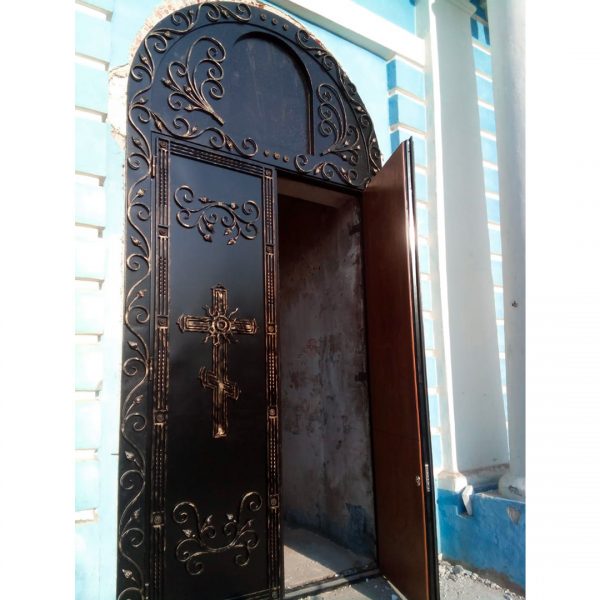Дверь для церкви с коваными крестами и отделкой ковкой