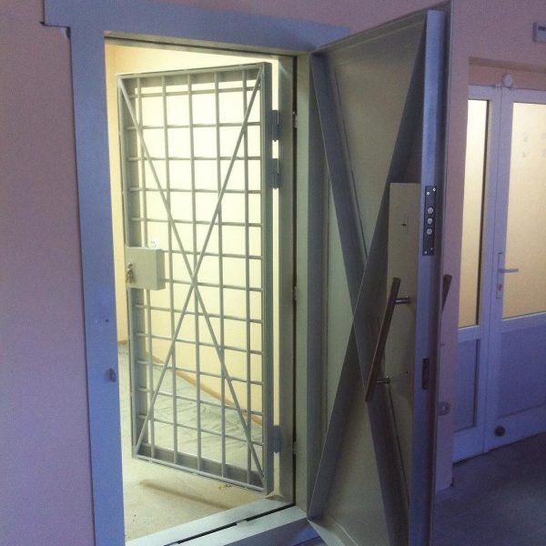 Двери КХО (дверь в комнату хранения оружия) в комплекте с решетчатой дверью